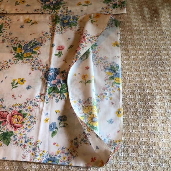 Set of Two Vintage Floral Pillowcases - Picture 11 of 15